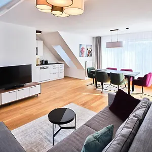 Appartement Myfavorit - Spacious Next To Puplic Transport U1 Direct Connection To Citycenter, Vienne